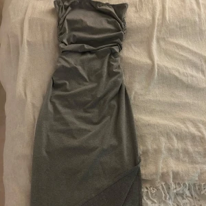 Grå klänning med slits - Super fin klänning med slits passar xs och S 💕