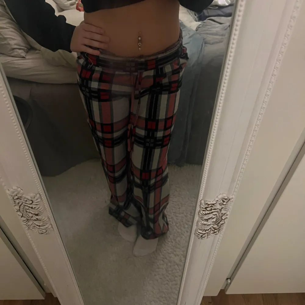 Superfina pyjamasbyxor i superbra kvalitet från Nelly!! Väldigt sparsamt använda så är i superbra skick!🥰🥰. Jeans & Byxor.