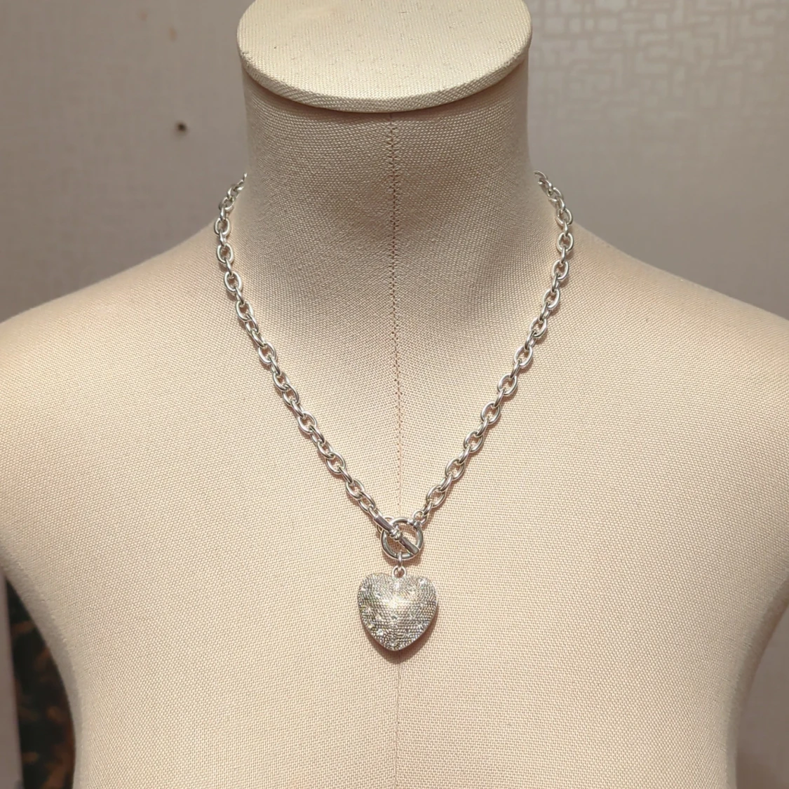 Silverfärgat halsband med hjärthänge