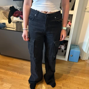 Snygga svarta cargobyxor☺️🖤 - Säljer snygga cargobyxor i eu 36 från bershka (cargo wide leg). Säljer då de är för små!☺️