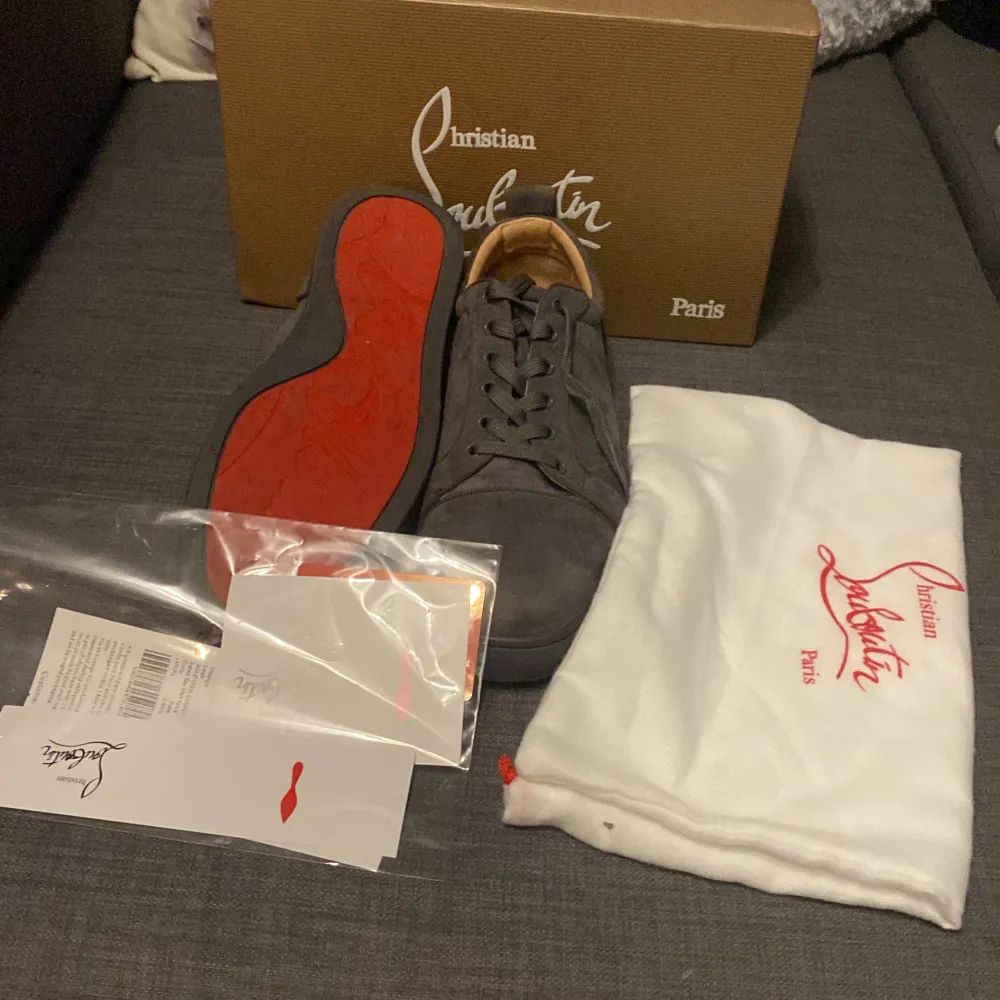 Ett par Christian Louboutin skor ganska fint skick använda ett få tal gånger i färgen mörk gråa väldigt sköna skor passar storlekarna 44/45 och du får med alt som är på bilden vid köp . Skor.