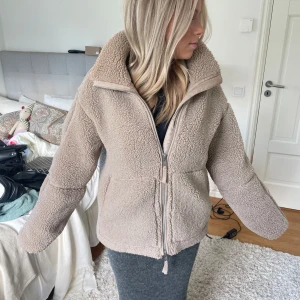 Teddy jacka  - Såå snygg Teddyjacka. Helt slutsåld och perfekt till nu hösten 💋