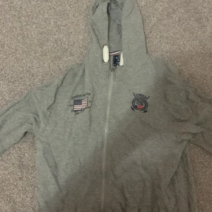 Polo Club kofta - Jag säljer min polo club kofta grå. Den är både för dam och herr och den är super bekväm