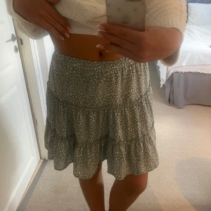 Grön kjol - Grön kjol med fint mönster och bra resår i midjan som gör att den passar de flesta storlekarna💚