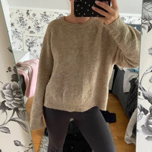 Brun stickad tröja  - Jätte bra material som är varmt utan defekter 
