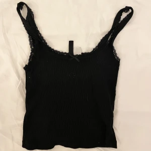 Linne Hm - Supergulligt linne från Hm i storlek Xs! Linnet har gulliga spetsdetaljer och en rosett. Superbra skick! 🌸🌸