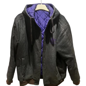 Vintage Adidas Workwear Jacka - Vintage Adidas workwear jacka som jag köpte i amsterdam. Jackan är i storlek M och går att vända ut och in för en ny stil. Jackan är i bra skick utan några fläckar eller skador. Känn dig fri att fråga om du skulle undra något mer!