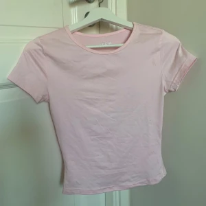 Rosa t-shirt - Säljer denna rosa toppen från shein då den inte används längre ☺️ bra skick, superskönt material! 