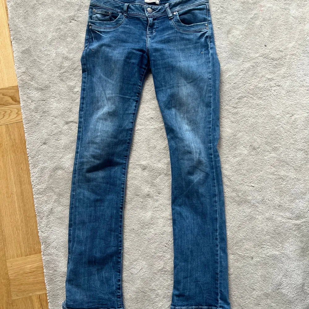 Supersköna och fina Ltb jeans i strl W29 L36. Säljer då de var för stora för mig💕💕 Dma mig för mått eller andra frågor🤍. Jeans & Byxor.