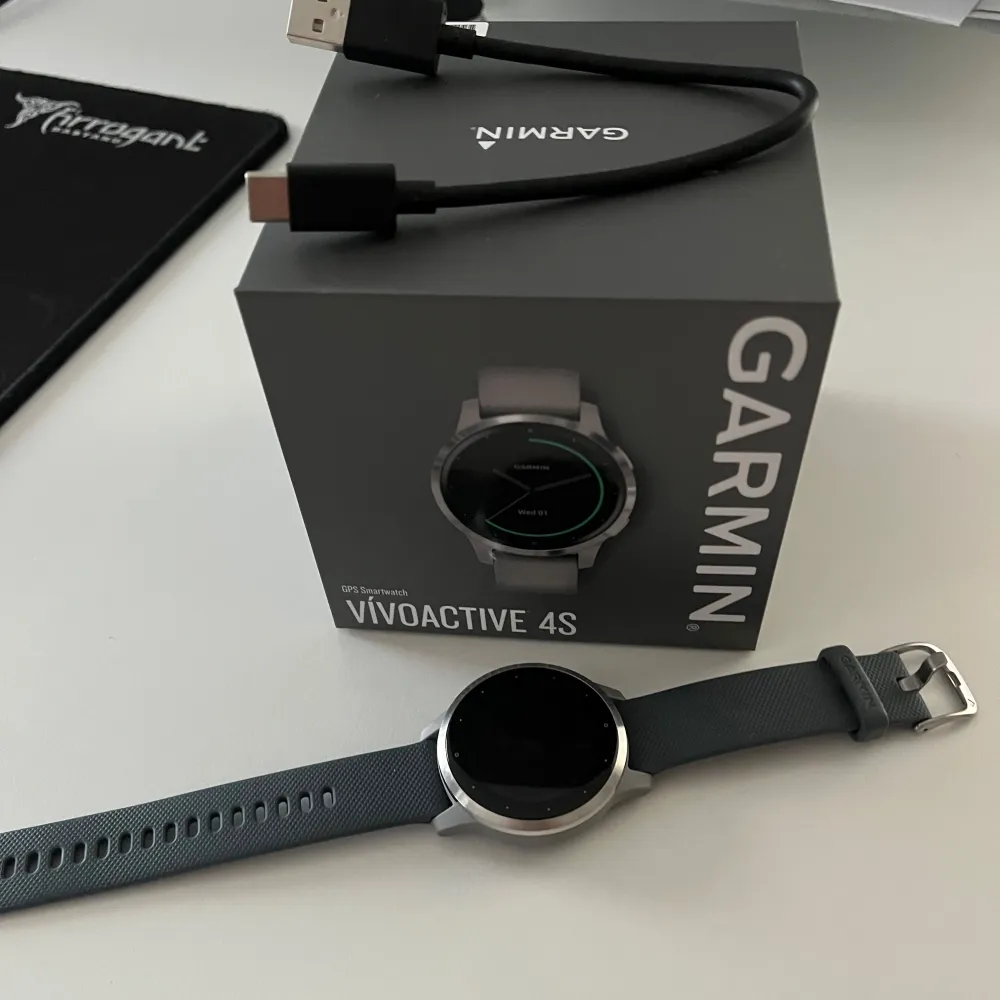 Väldigt fint skick, använd sparsamt ungefär 1år. Box och laddare medföljer  https://www.garmin.com/sv-SE/p/643399. Övrigt.