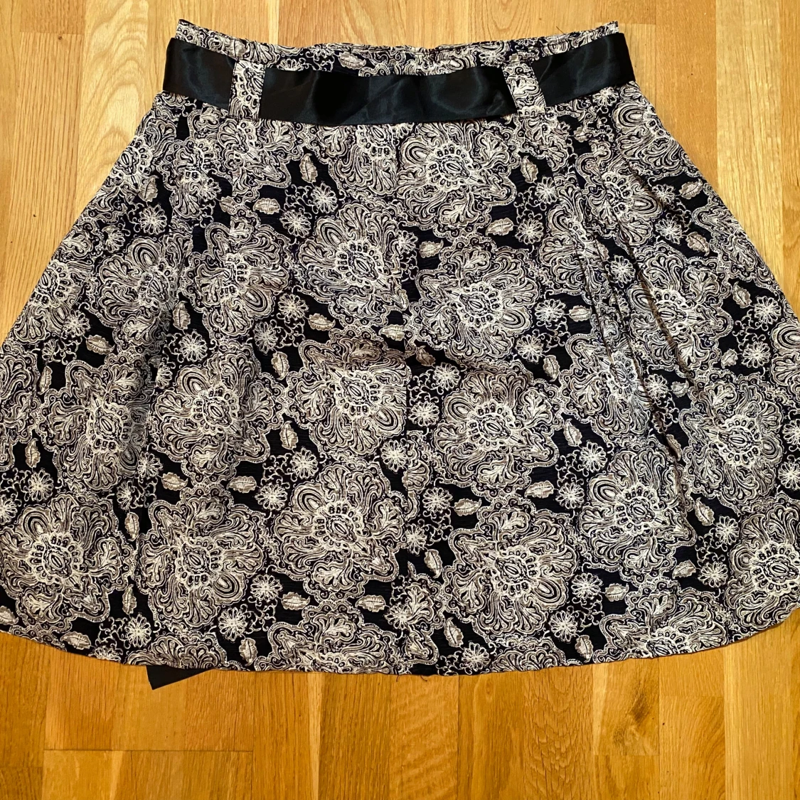 Svart och beige mönstrad kjol i silke i strl 38 från Part Two, modell Pavola - 90