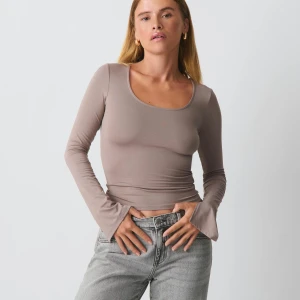 Gina tricot- topp - Gina tricot top i ett jätteskönt material, långa armar med slits på handen. Använder inte denna färgen tyvärr då jag har samma fast i svart😊