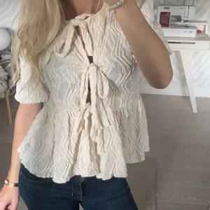 Vit blus - Vit blus från Gina tricot som aldrig är använd 