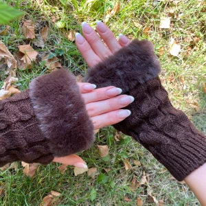 Bruna, mysiga y2k torgvantar 🤎 - Helt oanvända! (Mina egna som används på bilderna) Otroligt mjuka på! 🥰 Ingen äkta päls!!