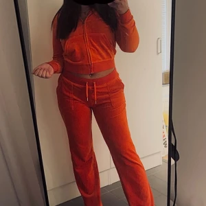 Juicy coutore - Köpt på juicy coutores hemsida. Väl omhändertagen & mycket bra skick. Båda delar för 700kr annars 400kr styck. Köpare betalar för frakt. Byxorna är de med fickor bak. Tröja är i M & byxor i L (Säljer då de blivit förstora, därav bara gamla bilder)