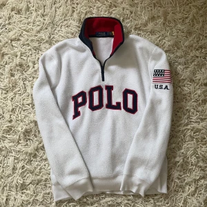 Polo Ralph Lauren half zip - Säljer en varm vit fleece tröja från Polo Ralph Lauren. Nyskick