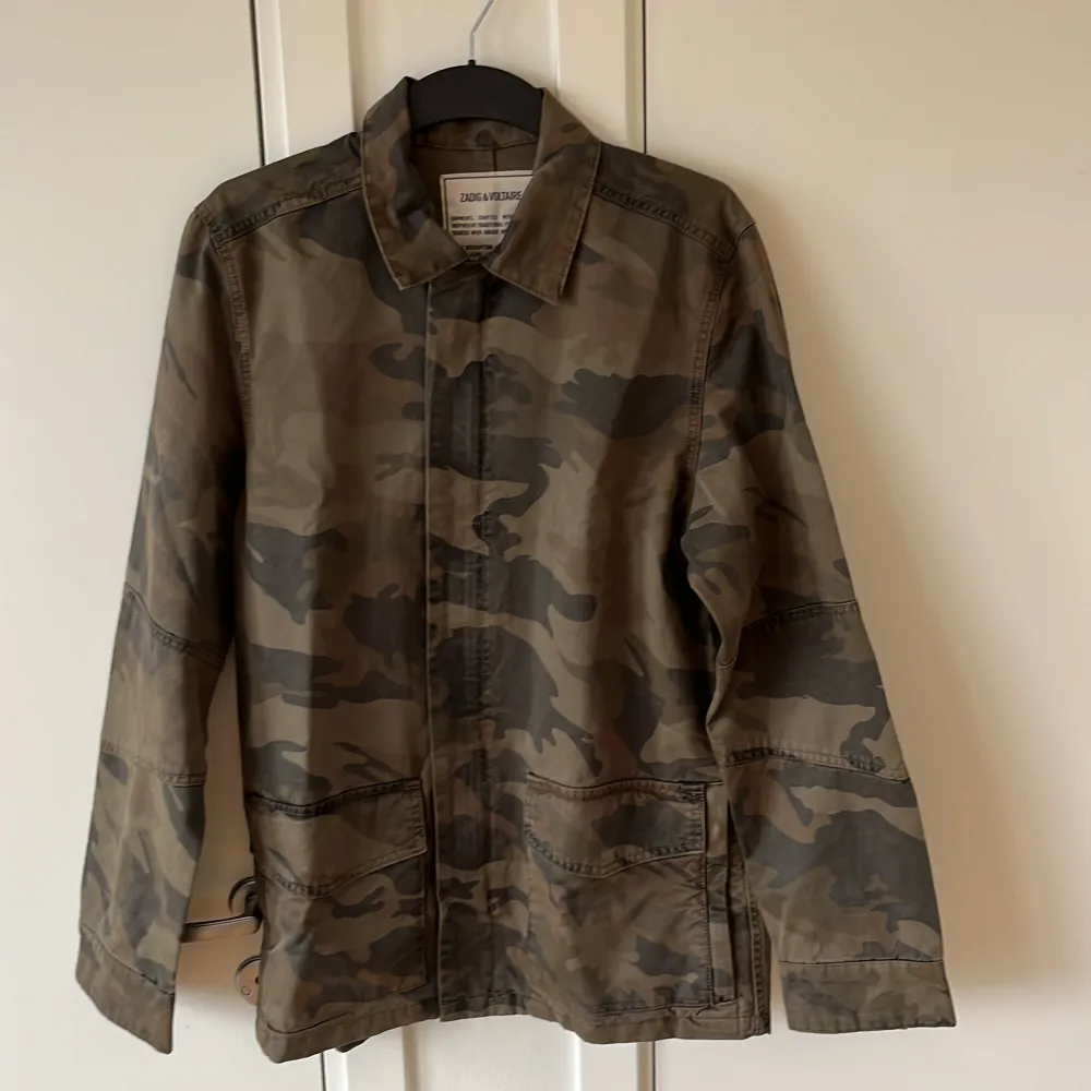 Säljer denna skit feta camo field jacket från Zadig Voltaire. Jackan är sprillans ny med tags och aldrig använd. Nypris ligger på runt 4000 kr. Hör av er vid frågor eller funderingar . Jackor.