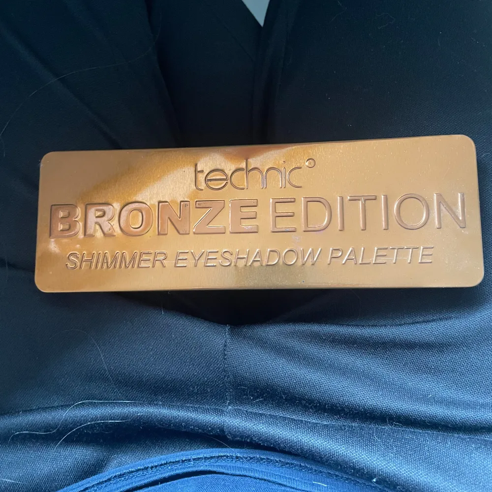 Säljer en superfin ögonskuggspalett från Technic, Bronze Edition. Paletten innehåller flera skimrande nyanser i varma toner som brons, koppar och guld. Perfekt för att skapa både vardagliga och festliga looks. Paletten har även en spegel . Skönhet.