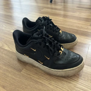 Nike Air Force - Använda. Skicket är ok. Vid köp så tvättas skorna upp utvändigt,snören och sula.