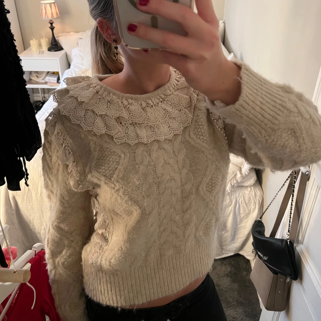 Stickad tröja med detaljer