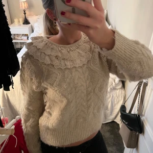 Stickad tröja med detaljer - INTRESSEKOLL!! Super fin beige stickad, med gulliga detaljer. perfekt och mysig nu till hösten🍁🤗🤗