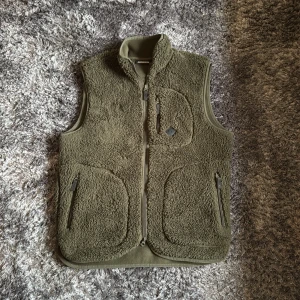 J.lindeberg väst - Säljer denna sköna fleecevästen från j.lindeberg 🙌 10/10 skick och passar perfekt nu till hösten 🤩Storlek M och sitter true to size 🤝