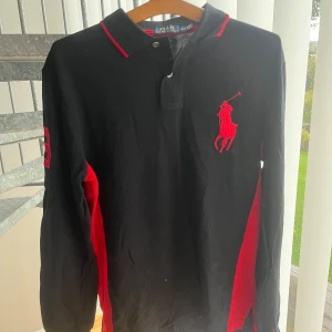 Polo Ralph Lauren Medium - Långärmad Polo Ralph Lauren Pike Storlek M Skick 7/10 inga spår av användning Nypris ca 2000