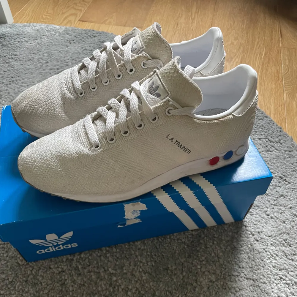 Adidas Trainer i använt skick, storlek 40,5, box tillkommer och kvitto, kom privat för fler bilder eller frågor!. Skor.