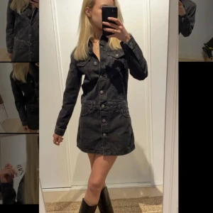Jeansklänning - Säljer denna snygga jeansklänning från zara💛