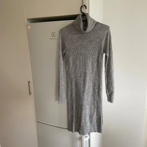 Grå stickad klänning - Säljer en supermysig grå stickad fodralklänning med polokrage från noisy may i storlek S. Perfekt för höst och vinter! Den är långärmad och har en tight och formad passform. Klänningen är bra skick och redo för nya äventyr.