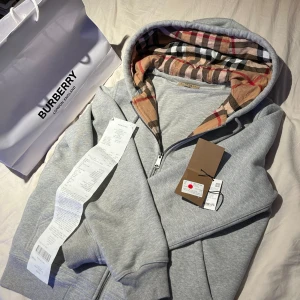 Burberry hoodie - Säljer denna burberry hoodie i bra skick, finns en liten fläck som du ser på sista bilden men märks inte när den bärs. Kvitto, tags och påse från butik finns. Vid frågor är det bara att skriva🙌🏻