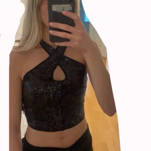 Topp - Halternecktopp med paljetter från Gina. Aldrig använd med lappen kvar. En knapp råkade ramla av när jag testade den men inget som syns eller stör. Dragkedja på ryggen. Vid fler frågor/ bilder skriv! Tar emot prisförslag❤️