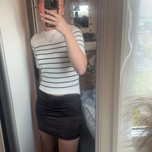 kort kjol - mörkbrun kort kjol🤎 bra skick!