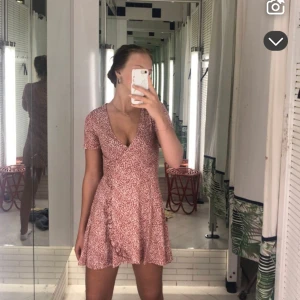 Röd blommig klänning - Från pull and bear, bra skick
