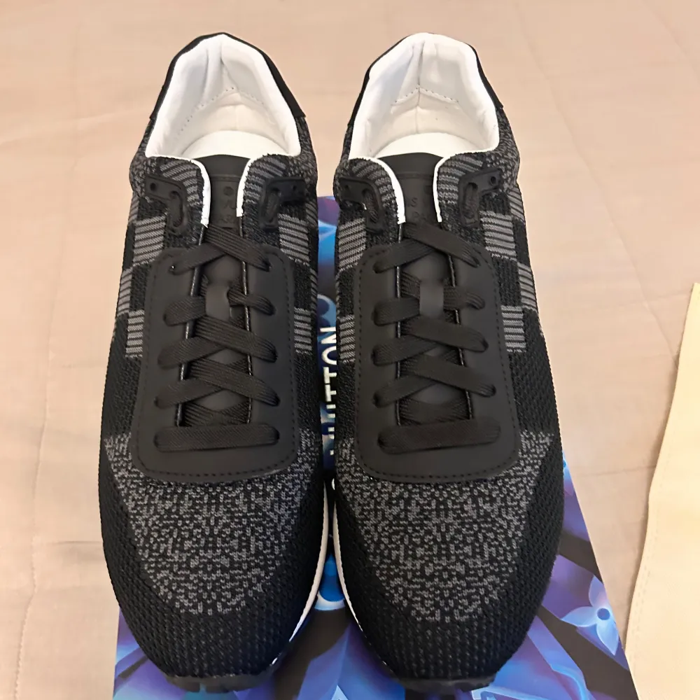 Helt nya och oanvända Louis Vuitton sneakers i storlek 40 till killar ❤️ självklart kan tjejer också ha dem på sig. Box och dust bag medföljer. . Skor.