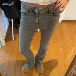 As snygga gråa jeans! Storlek 158 o passar mig som är 160-161cm❤️dem är lite slitna där nere (bild 4) men absolut inget man tänker på.  På sista bilden är lappen bortriven med men de tänker man inte heller på och de ser bara coolt ut❤️PRIS KAN DISKUTER