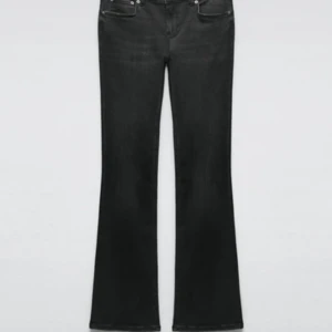 Lågmidjade jeans  - as snygga och sköna jeans från zara, storlek 40 men skulle säga mer som 38💕💕