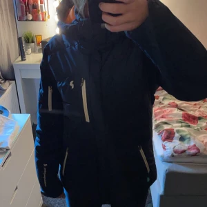 Peak performance vinterjacka  - Säljer en i princip helt ny mörkblå peak performance vinterjacka, då den aldrig kommer till användning. Jackan är i storlek S men kan nog passa M också, kan dock bli lite kort i armarna då. 