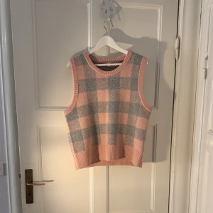 Arket rosa och grå väst - Riktigt snygg rosa och grå rutig väst. 100% ull . Perfekt till hösten!  Unisex, storlek L men sitter som small på en man 180 Cm