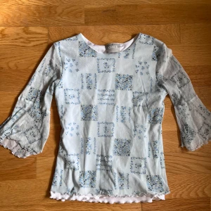 Tröja  - Gullig tröja från 2000-talet. Är egentligen i barnstorlek men passar en S. Bra skick.