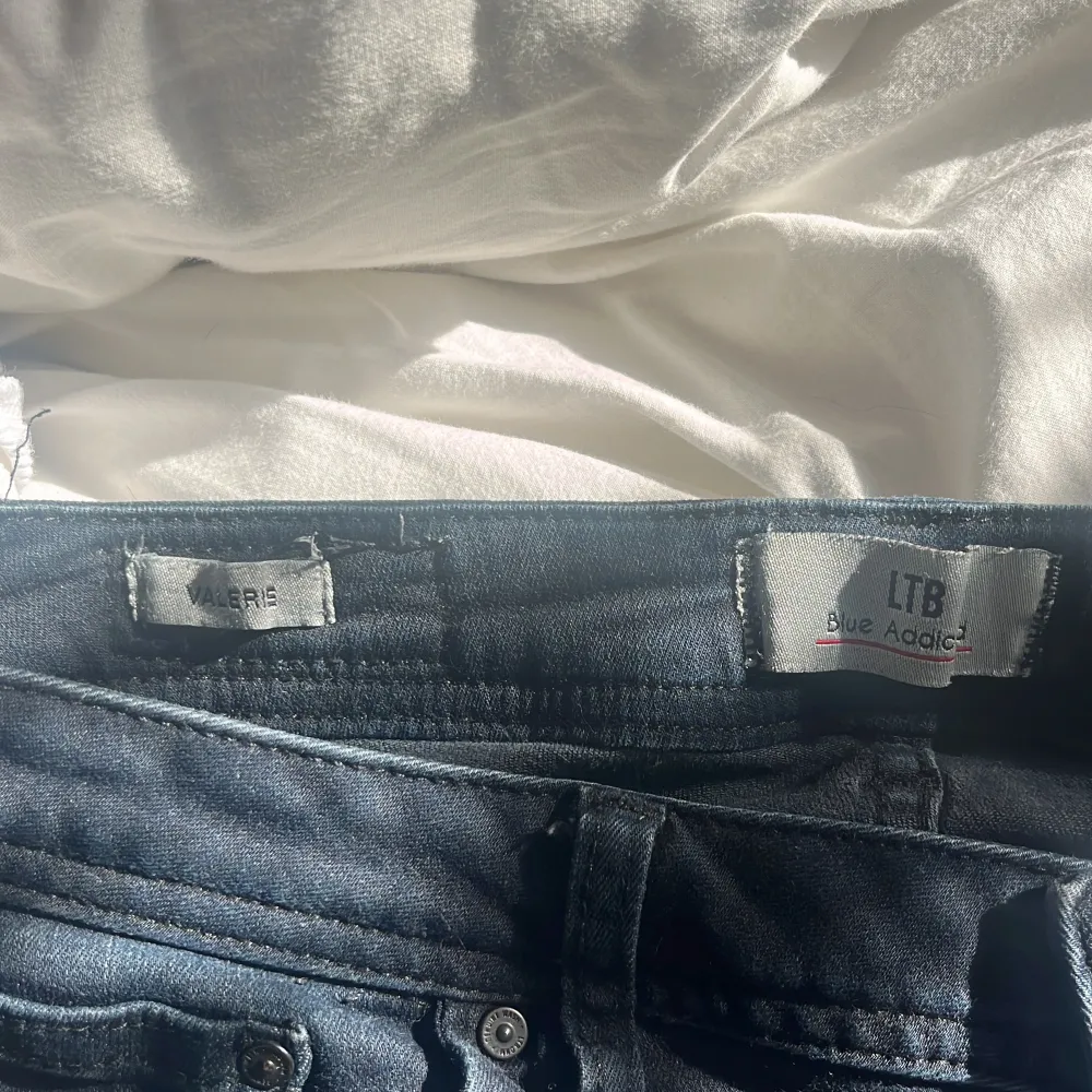 Nu säljer ja mina svarta ltb jeans då jag har två par andra svarta jeans och de kommer intr till användning och dem är för stora i midjan💕. Jeans & Byxor.