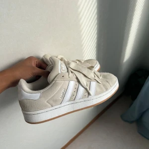 Adidas Campus 00s - Storlek 38 2/3, passar mig som är storlek 38 Skorna är i jättebra skick! Nypris 1349kr