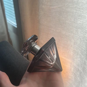 La nuit trésor lancôme  - OBS ha inte den här parfymen på dig om du inte vill påriktigt att någon ska bli kär i dig. DET HÄR är en riktig man eater parfym!   Jag vet inte ens om jag klarar av att sälja den
