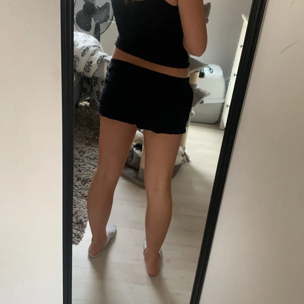 Super snygga , bekväma , low waist linne shorts. Passar till varje outfit och man kan göra dom lite mer low genom att vika ner dom så dom blir ännu snyggare❤️. Shorts.