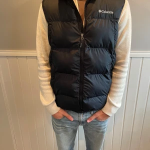 Columbia puffer väst - Hej! säljer denna fräscha Columbia puffer västen i toppskick som passar perfekt nu till hösten och vintern! Jag köpte den i vintras för 1400kr och har använt den typ 2 gånger så den är i 10/10 skick  Strlk: L