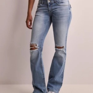 Blå jeans med slitningar - Säljer mina Nelly jeains då dom inte kommer till användning, dom är endast använda 4 gånger och är i nyskick. Pris går att diskuteras