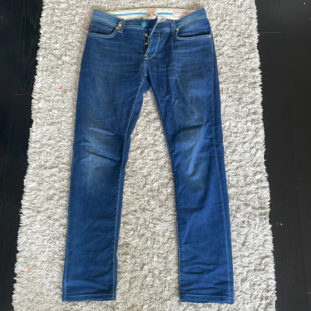 Säljer dessa sjukt snygga tramarossa jeans för endast 399! Skicket är 10/10 använda runt 3-4 ggr. Sjukt snygga detaljer! Kontakta för mer info!!. Jeans & Byxor.