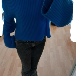 Blå stickad tröja från H&M - Säljer en superfin blå stickad tröja från H&M. Den är ribbad och är lite störe i passform med långa ärmar. Perfekt för höst och vinter när du vill hålla dig varm. Tröjan är i storlek XS och är använd några gånger! Liten tråd som sticker ut vid armen!