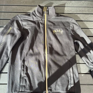 Hugo boss tröja - 349kr/ L - Jag säljer tröjan för jag inte har någon användning av den och har faktiskt inte använt den så mycket, Max 5 gånger. Tröjan är i storlek L, men om du har storlek M tror jag också att den hade passat.  Pris - 349 kr Pris kan diskuteras!!!