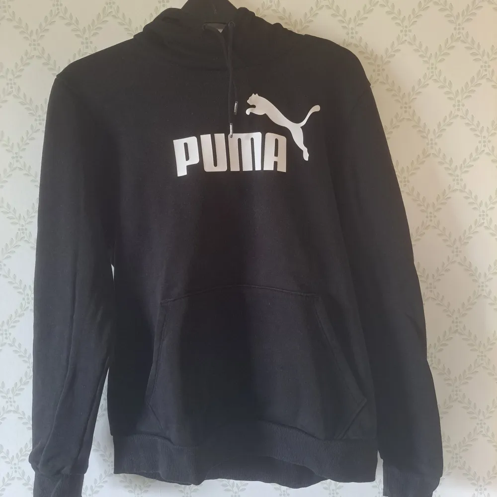 Svart Puma hoodie i storlek M. Använd ett fåtal gånger, i mycket fint skick. Hoodien är lite liten i storleken. . Hoodies.